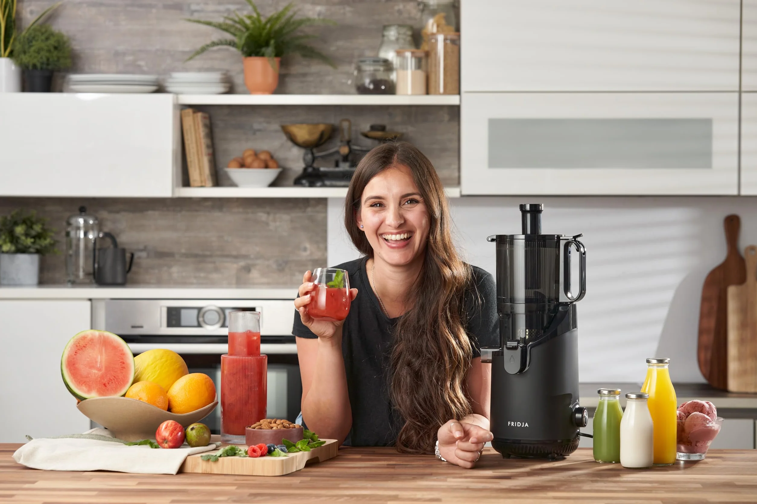 Fridja f2500 Extracteur de Jus à Alimentation Automatique 250W Goulotte 135mm Fruits Entiers Sans BPA Noir Mat